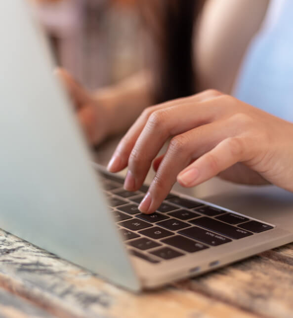 Persona escribiendo en computador